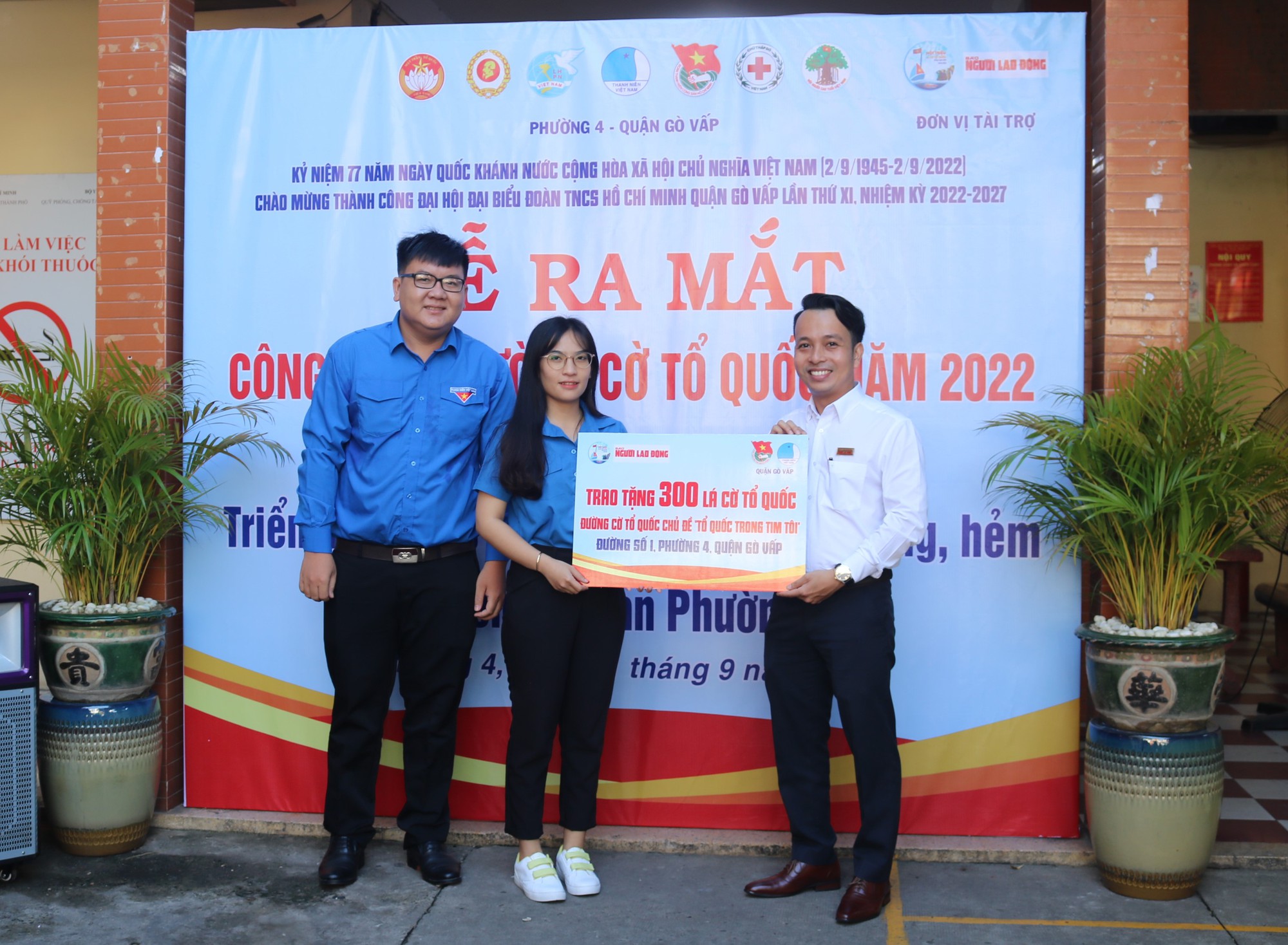 Đường cờ Tổ quốc kh&iacute;ch lệ phong tr&agrave;o của địa phương - Ảnh 1.
