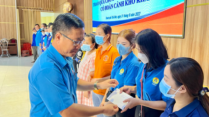Chia khó cùng đoàn viên nghiệp đoàn