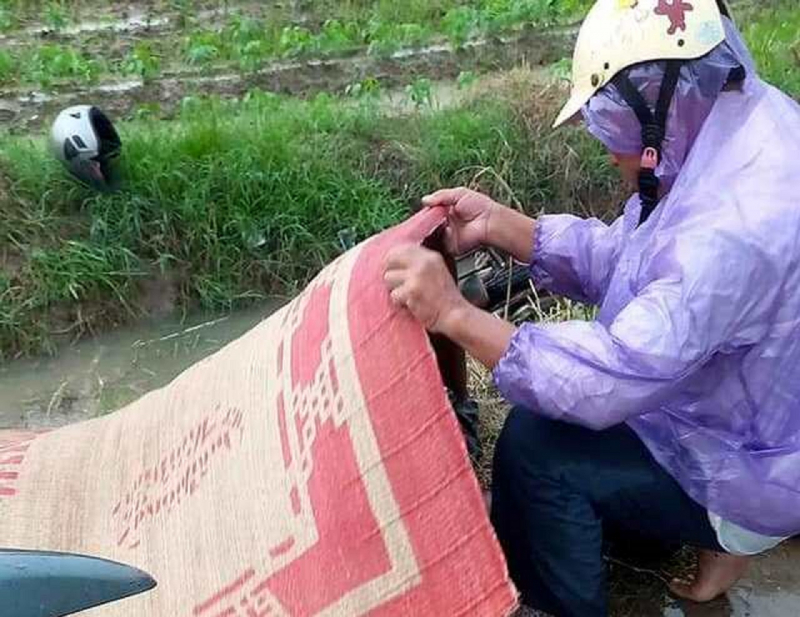 Đi xe máy dưới trời mưa dông, 2 người đàn ông bị sét đánh thương vong - Ảnh 1.