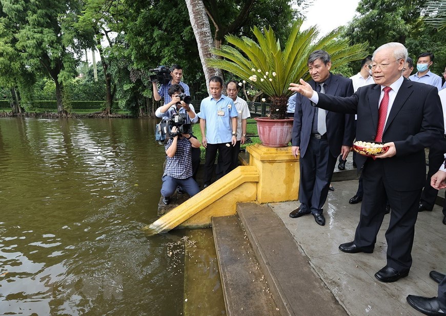 Tổng B&iacute; thư Nguyễn Ph&uacute; Trọng d&acirc;ng hương tưởng niệm Chủ tịch Hồ Ch&iacute; Minh - Ảnh 4.