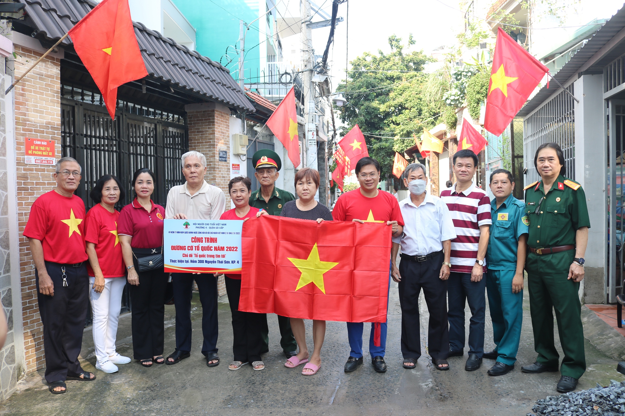 Đường cờ Tổ quốc kh&iacute;ch lệ phong tr&agrave;o của địa phương - Ảnh 3.