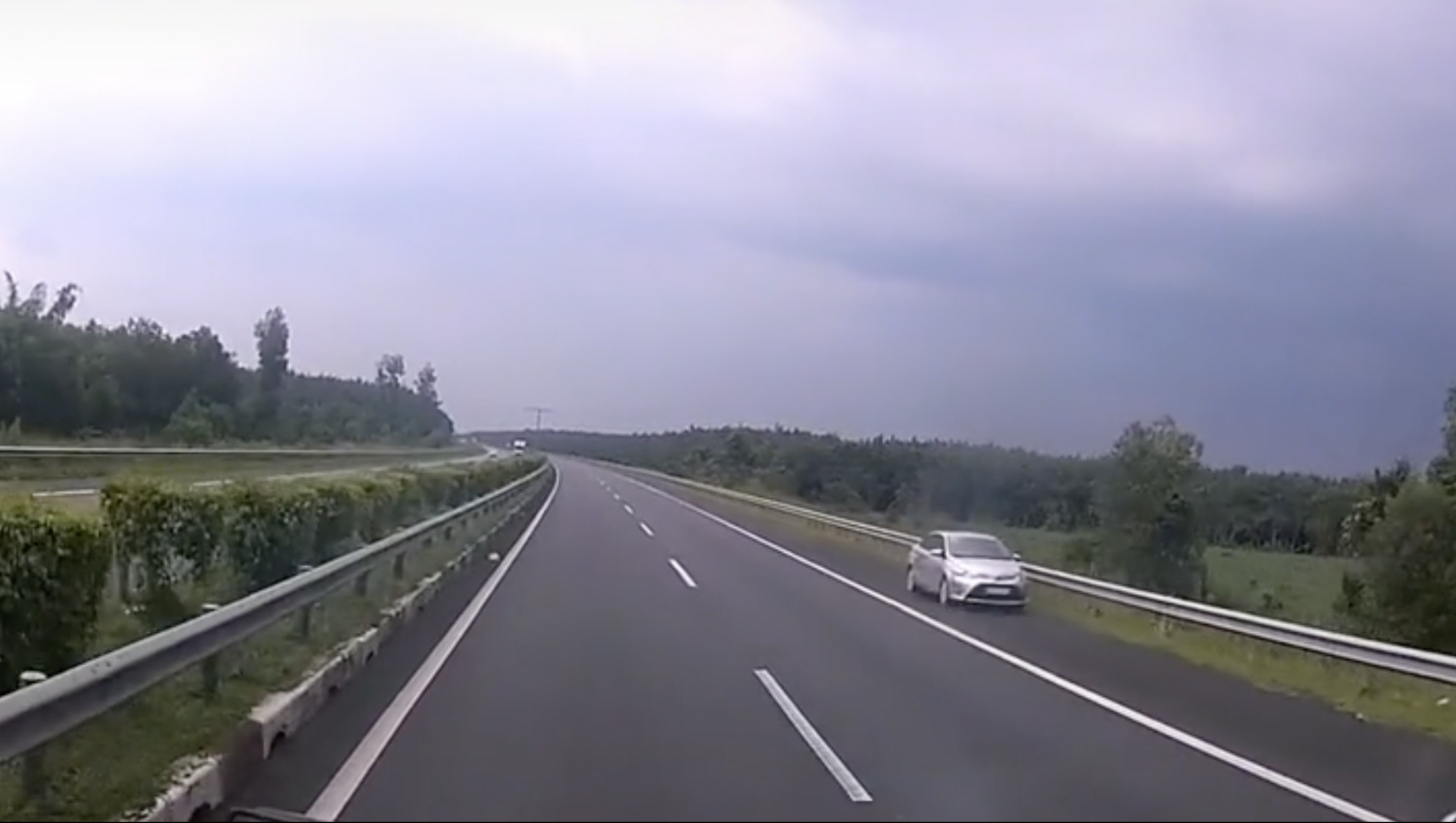 CLIP: Ôtô chạy ngược chiều trên cao tốc TP HCM – Long Thành - Dầu Giây
