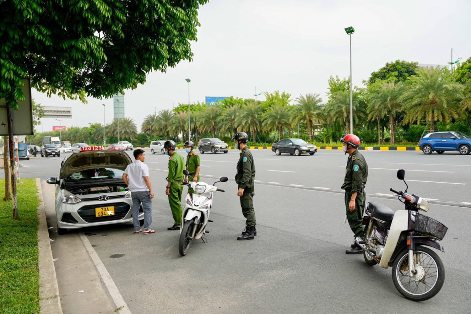 An ninh hàng không Nội Bài bị tài xế taxi hành hung