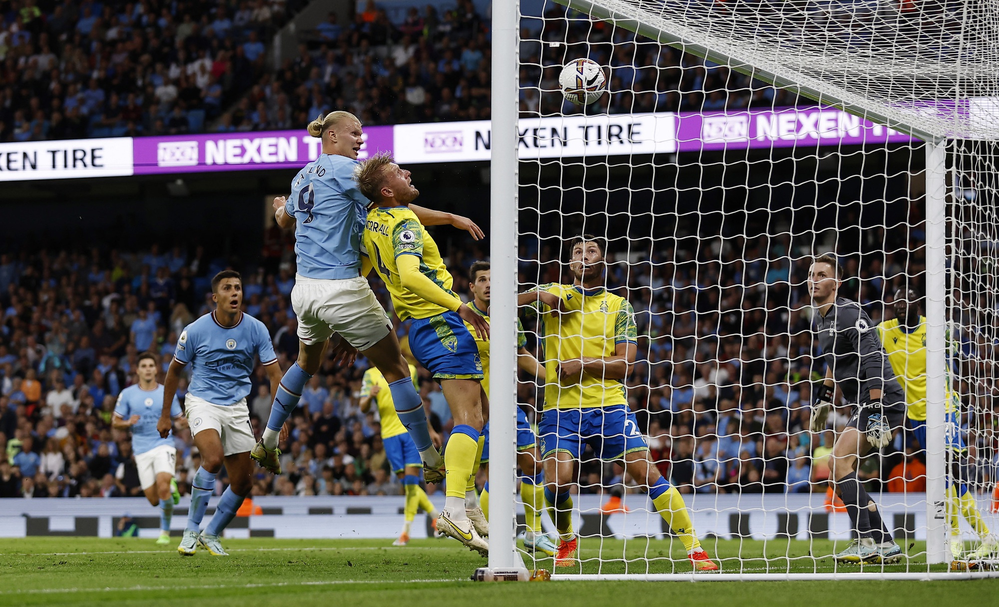 Haaland lại b&ugrave;ng nổ với hat-trick, Man City b&aacute;m s&aacute;t ng&ocirc;i đầu Arsenal - Ảnh 4.