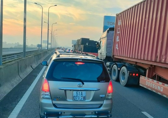 Ùn ứ nhiều km trước trạm thu phí cao tốc TP HCM - Long Thành-Dầu Giây - Ảnh 3.
