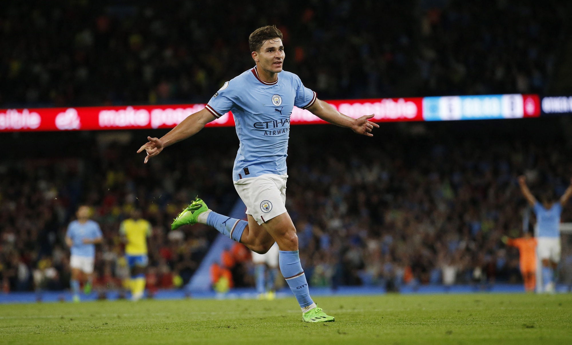 Haaland lại b&ugrave;ng nổ với hat-trick, Man City b&aacute;m s&aacute;t ng&ocirc;i đầu Arsenal - Ảnh 5.