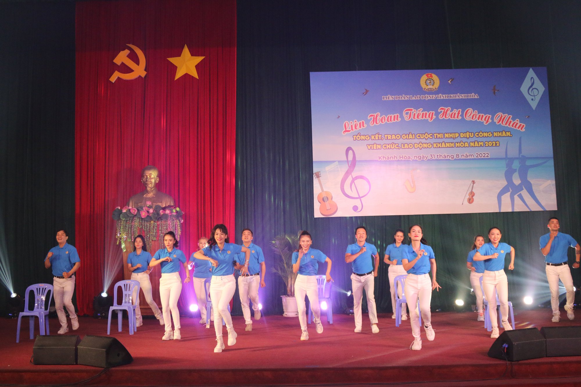 Kh&aacute;nh H&ograve;a trao giải cuộc thi Nhịp điệu c&ocirc;ng nh&acirc;n, vi&ecirc;n chức, lao động - Ảnh 1.