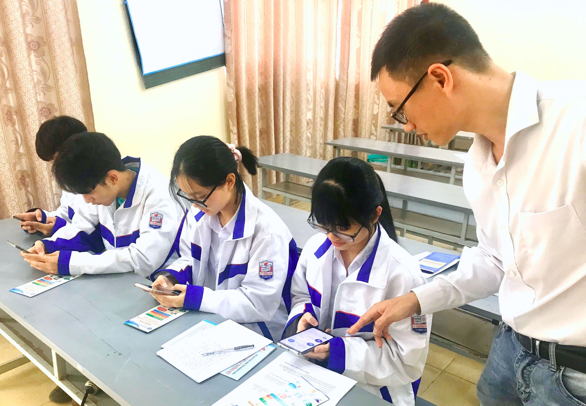 Học sinh, sinh vi&ecirc;n đ&oacute;ng BHYT tại trường, kh&ocirc;ng tham gia theo hộ gia đ&igrave;nh - Ảnh 1.
