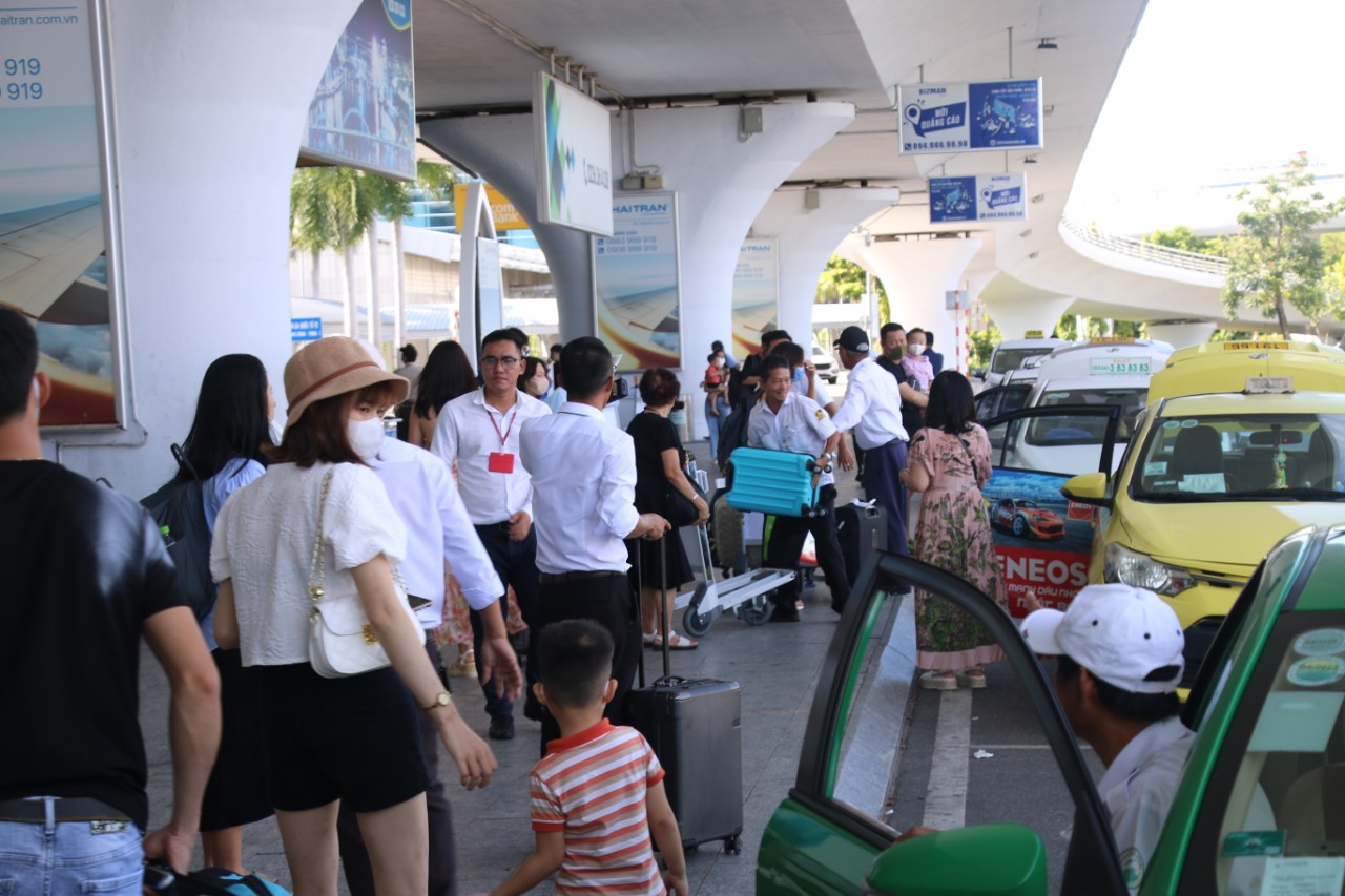 H&igrave;nh ảnh tr&aacute;i ngược tại s&acirc;n bay v&agrave; bến xe Đ&agrave; Nẵng ng&agrave;y đầu nghỉ lễ 2-9 - Ảnh 5.