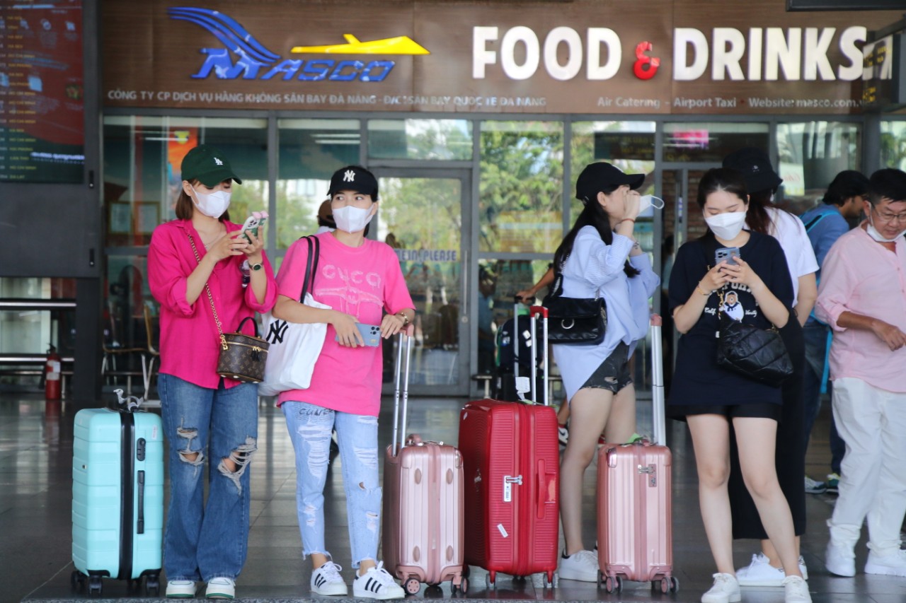 H&igrave;nh ảnh tr&aacute;i ngược tại s&acirc;n bay v&agrave; bến xe Đ&agrave; Nẵng ng&agrave;y đầu nghỉ lễ 2-9 - Ảnh 4.