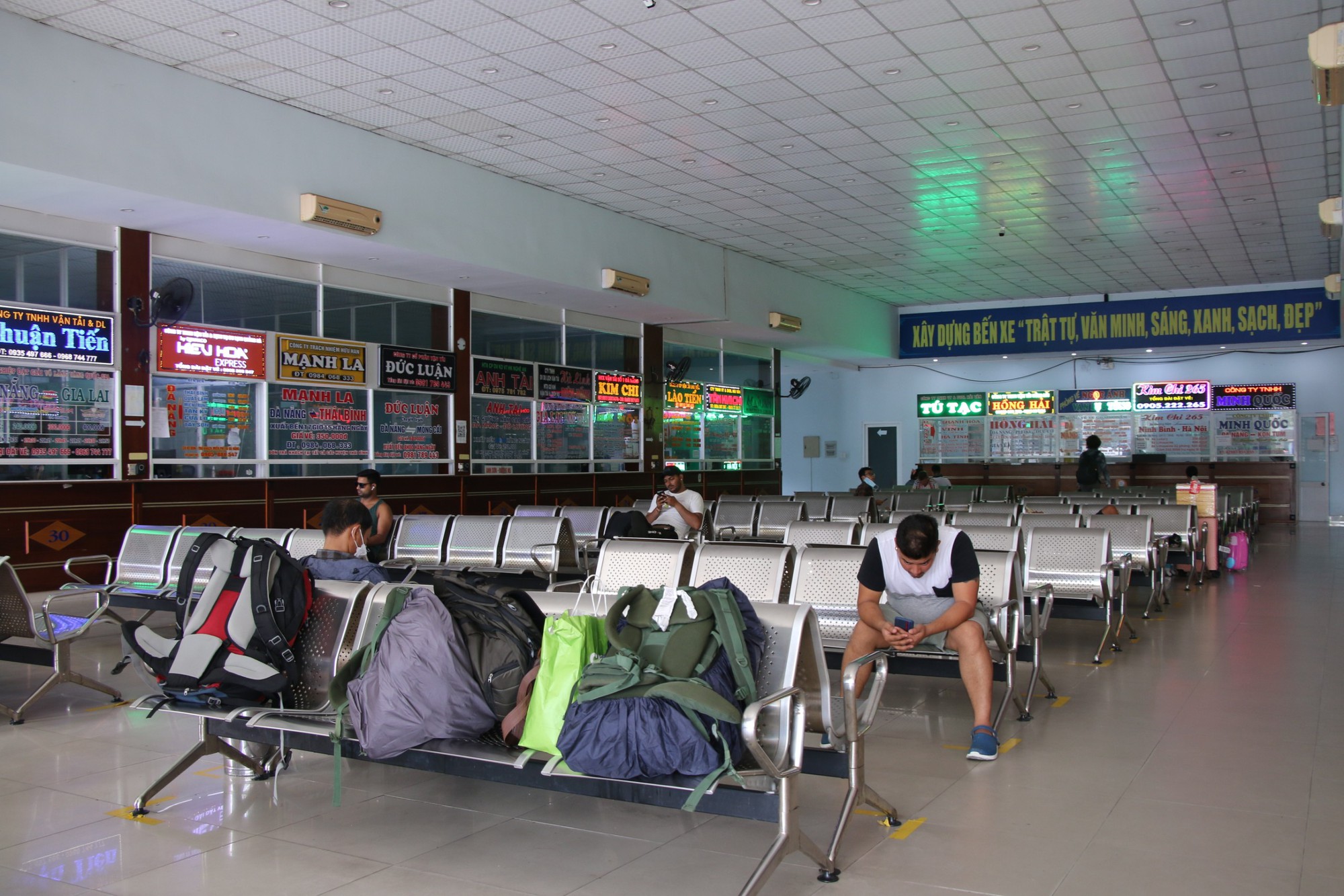 H&igrave;nh ảnh tr&aacute;i ngược tại s&acirc;n bay v&agrave; bến xe Đ&agrave; Nẵng ng&agrave;y đầu nghỉ lễ 2-9 - Ảnh 11.