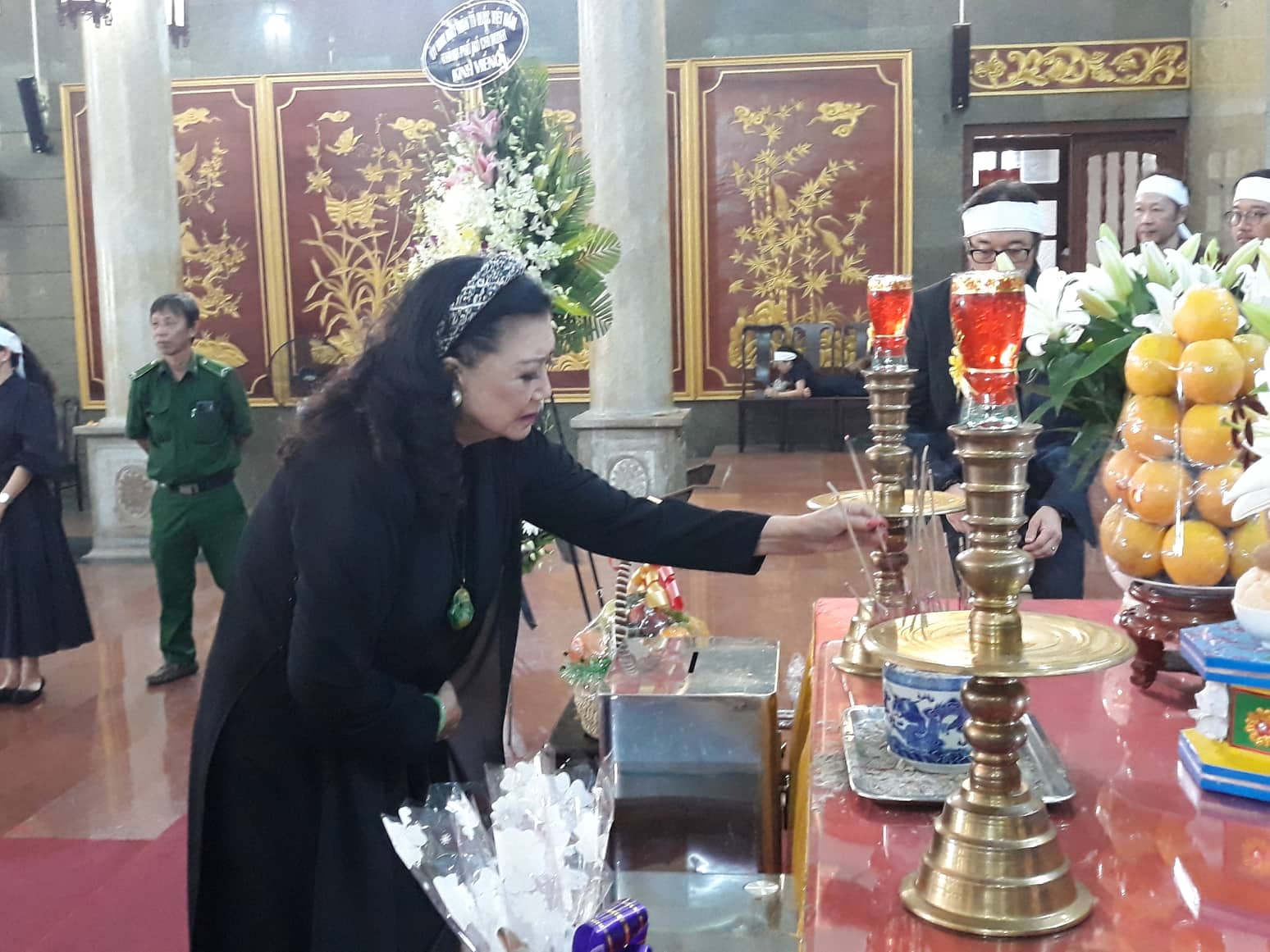 Nghệ sĩ viếng minh tinh Thẩm Thúy Hằng