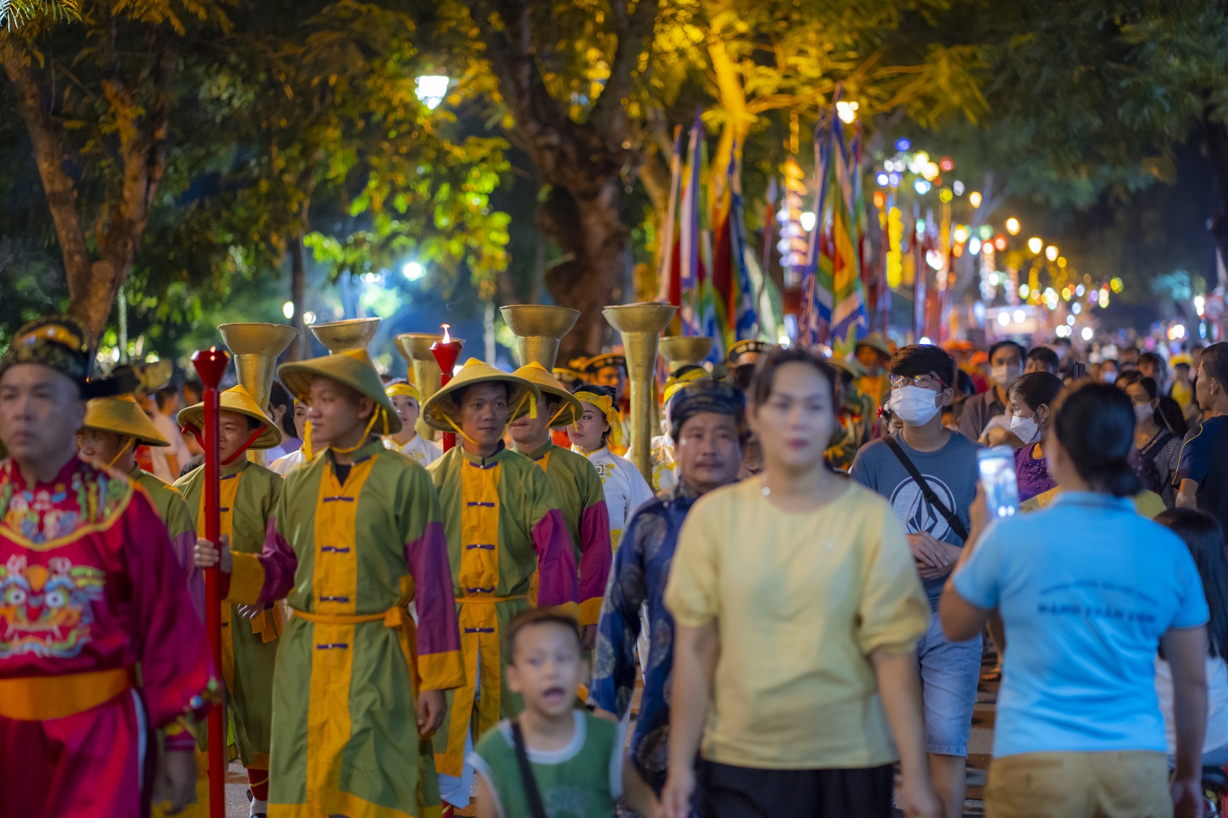 Lạ mắt đêm Trung thu tại phố đi bộ quanh Đại nội Huế - Ảnh 9.