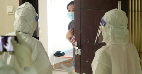 Bỏ nhiều quy định phòng dịch Covid-19, có còn cần đeo khẩu trang? - Ảnh 2.