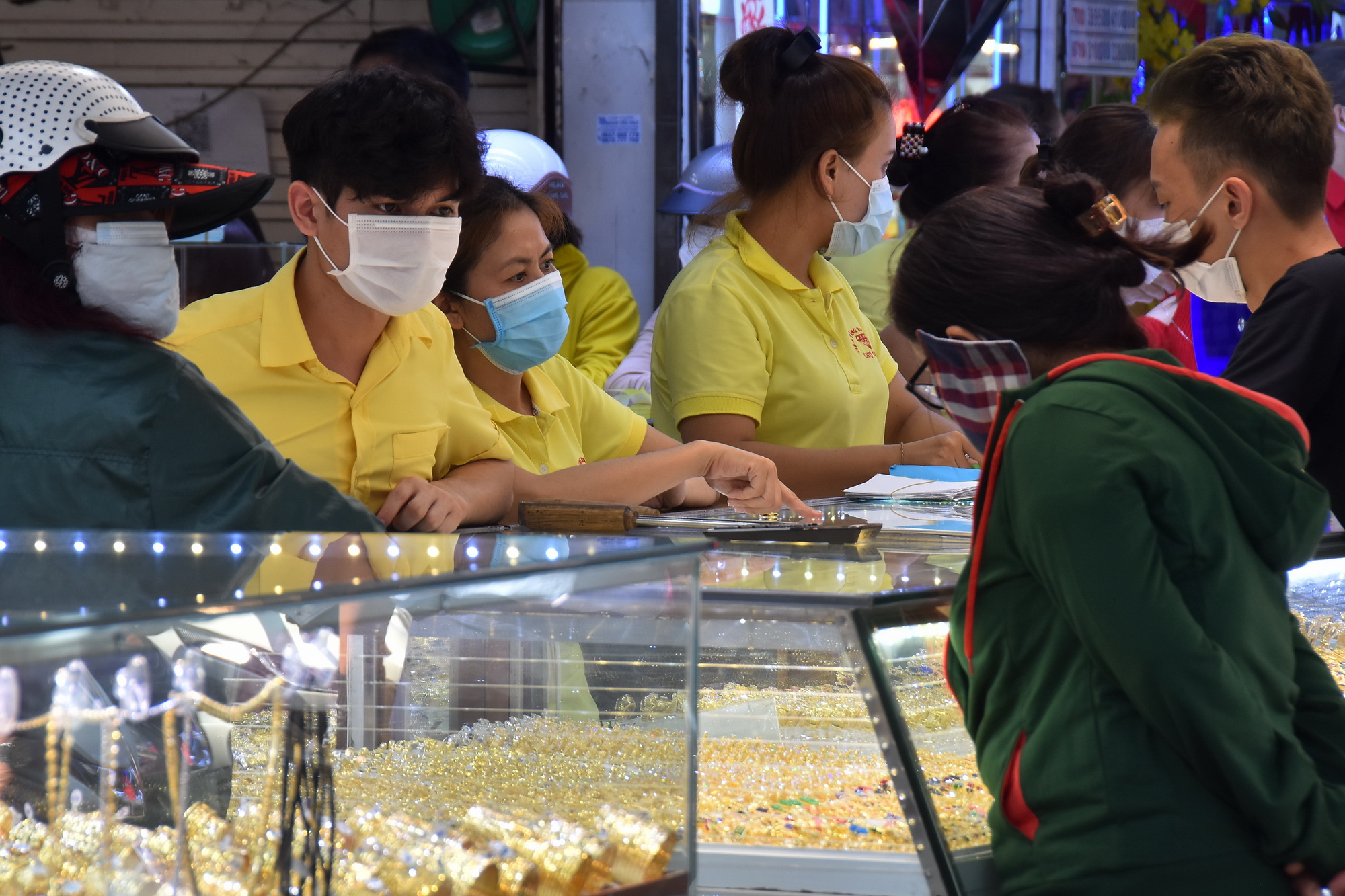 Gi&aacute; v&agrave;ng h&ocirc;m nay 10-9: Vọt l&ecirc;n rồi giảm mạnh - Ảnh 1.