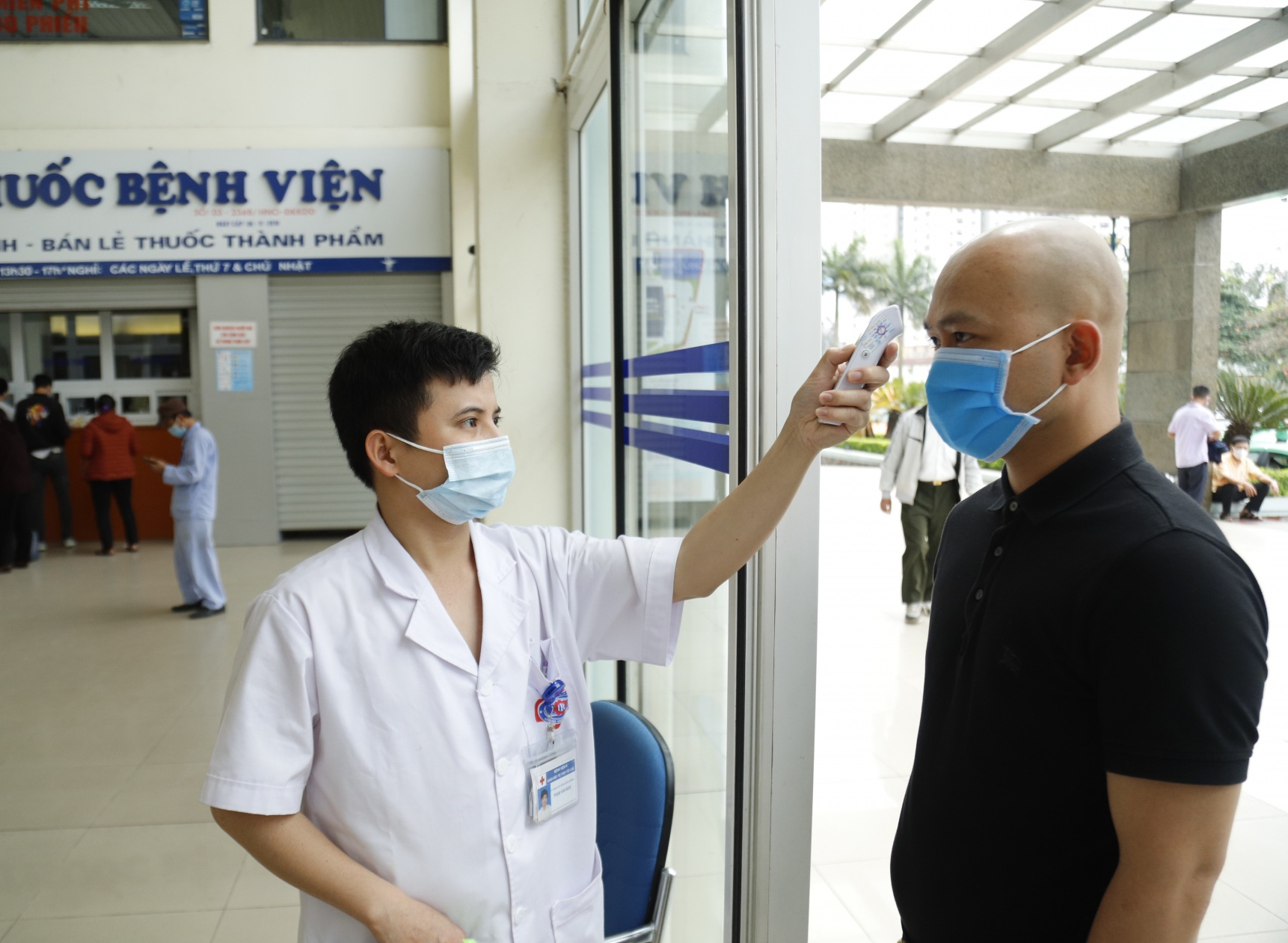 Bỏ nhiều quy định phòng dịch Covid-19, có còn cần đeo khẩu trang?