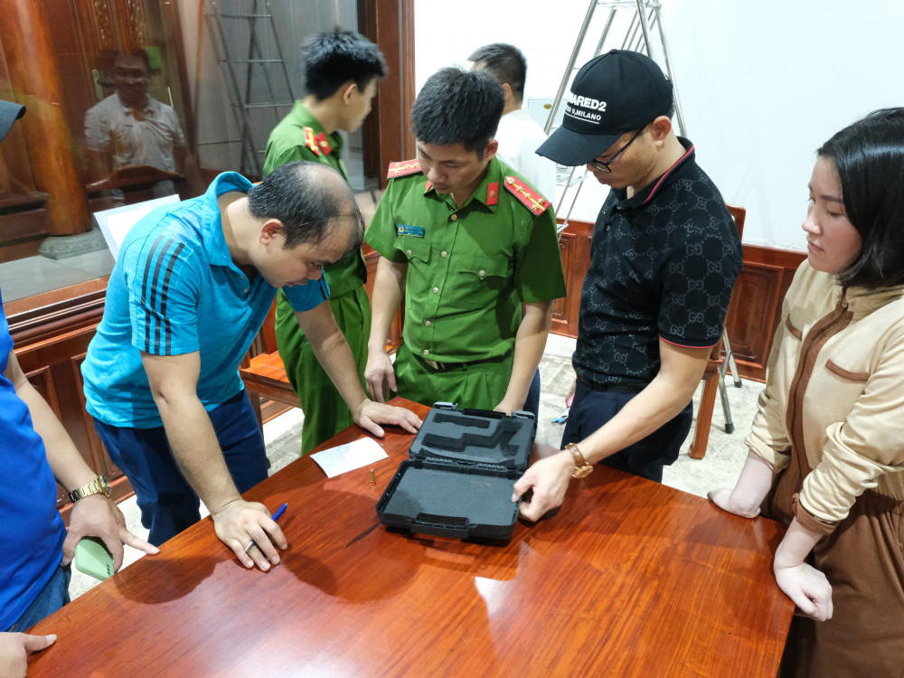 N&oacute;i chuyện với nhau bằng s&uacute;ng, 2 gi&aacute;m đốc doanh nghiệp bị bắt - Ảnh 1.