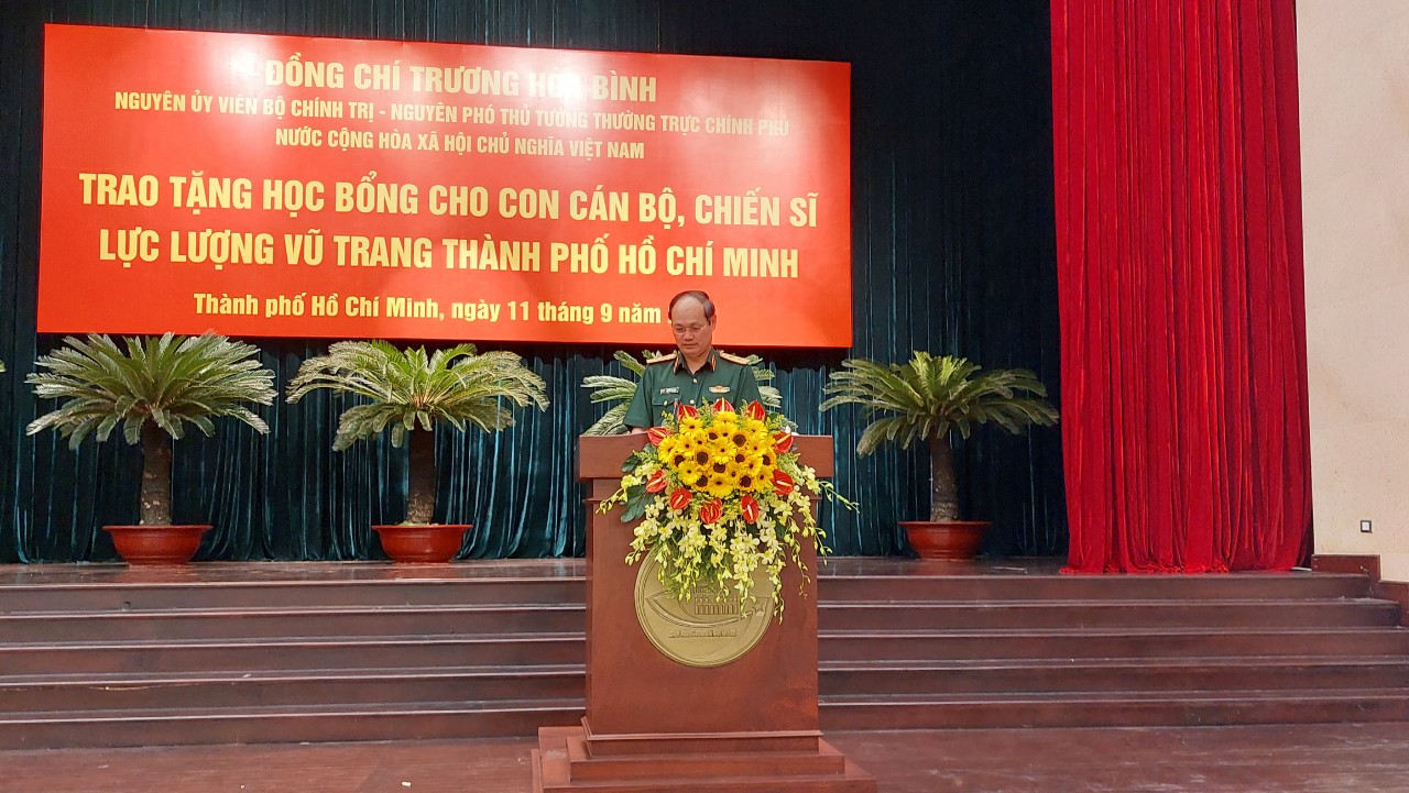 Nguy&ecirc;n Ph&oacute; Thủ tướng Thường trực Ch&iacute;nh phủ Trương H&ograve;a B&igrave;nh trao tặng 100 học bổng cho con c&aacute;n bộ, chiến sĩ TP HCM - Ảnh 2.