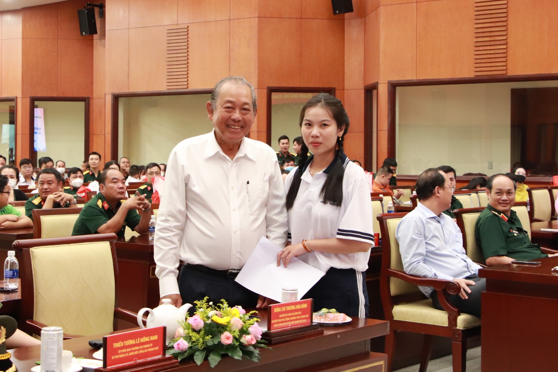 Nguy&ecirc;n Ph&oacute; Thủ tướng Thường trực Ch&iacute;nh phủ Trương H&ograve;a B&igrave;nh trao tặng 100 học bổng cho con c&aacute;n bộ, chiến sĩ TP HCM - Ảnh 4.
