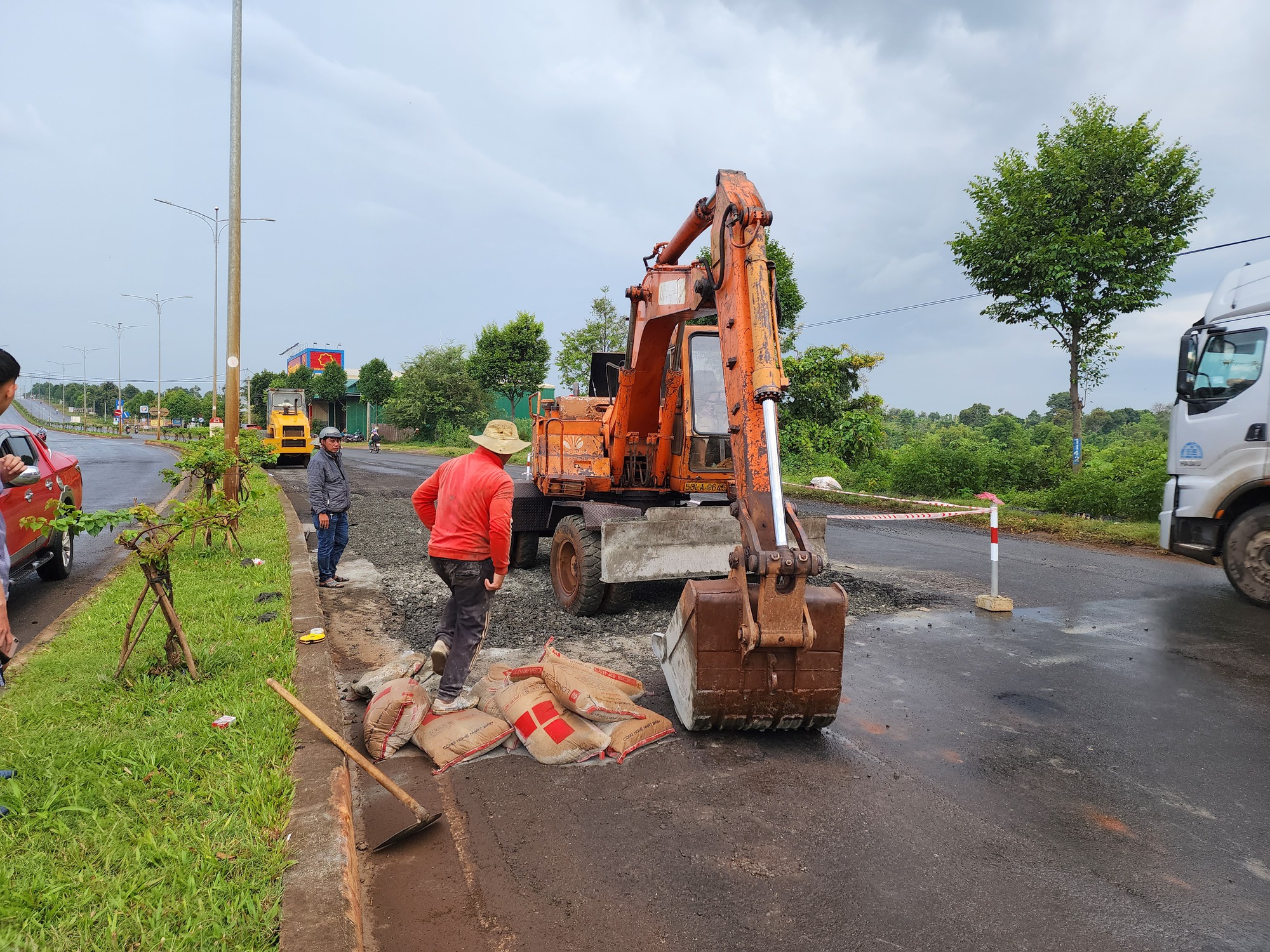 Đổ đá lấp "ao" trên đường gần 700 tỉ đồng vừa hoàn thành 3 năm