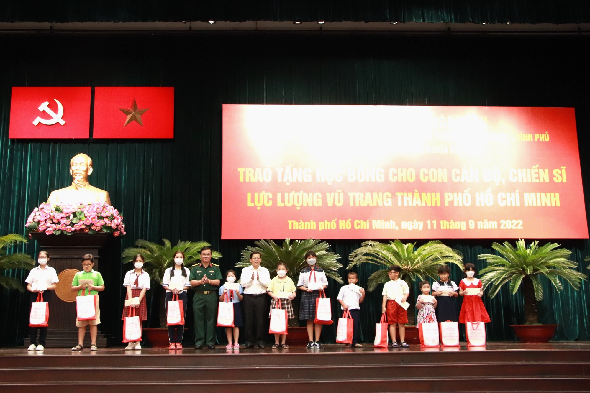 Nguy&ecirc;n Ph&oacute; Thủ tướng Thường trực Ch&iacute;nh phủ Trương H&ograve;a B&igrave;nh trao tặng 100 học bổng cho con c&aacute;n bộ, chiến sĩ TP HCM - Ảnh 3.