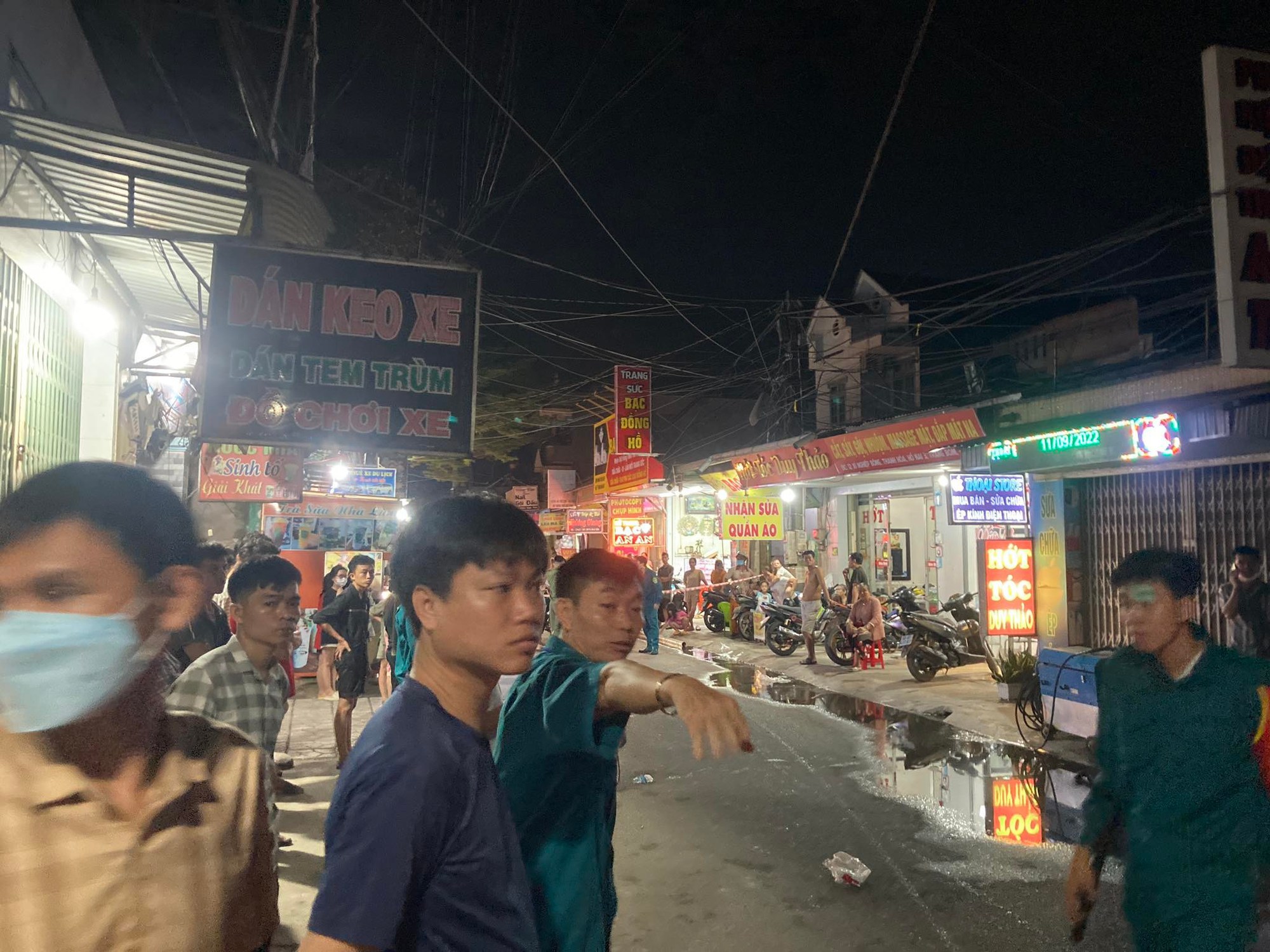 Ch&aacute;y qu&aacute;n karaoke ở Đồng Nai, cảnh s&aacute;t PCCC đục tường cứu người - Ảnh 2.
