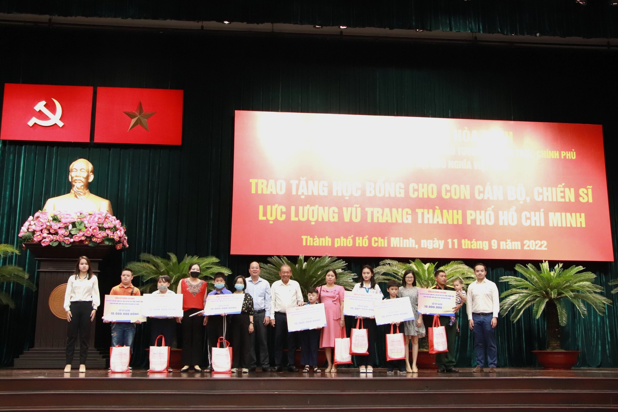 Trao tặng 100 suất học bổng cho con cán bộ, chiến sĩ lực lượng vũ trang TP HCM
