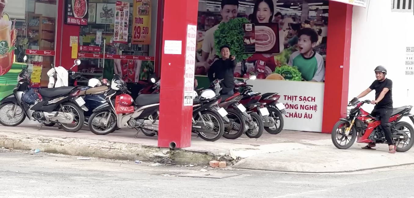 TP HCM: Truy l&ugrave;ng kẻ cướp cửa h&agrave;ng tiện lợi tại quận 12 - Ảnh 1.