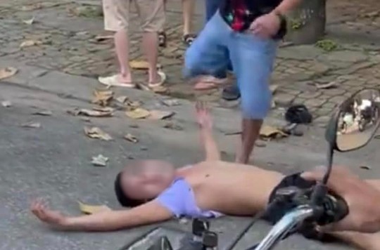 Ném gạch vào đầu đối thủ, chặn xe cứu thương la hét sau khi bị đá liên tiếp vào mặt