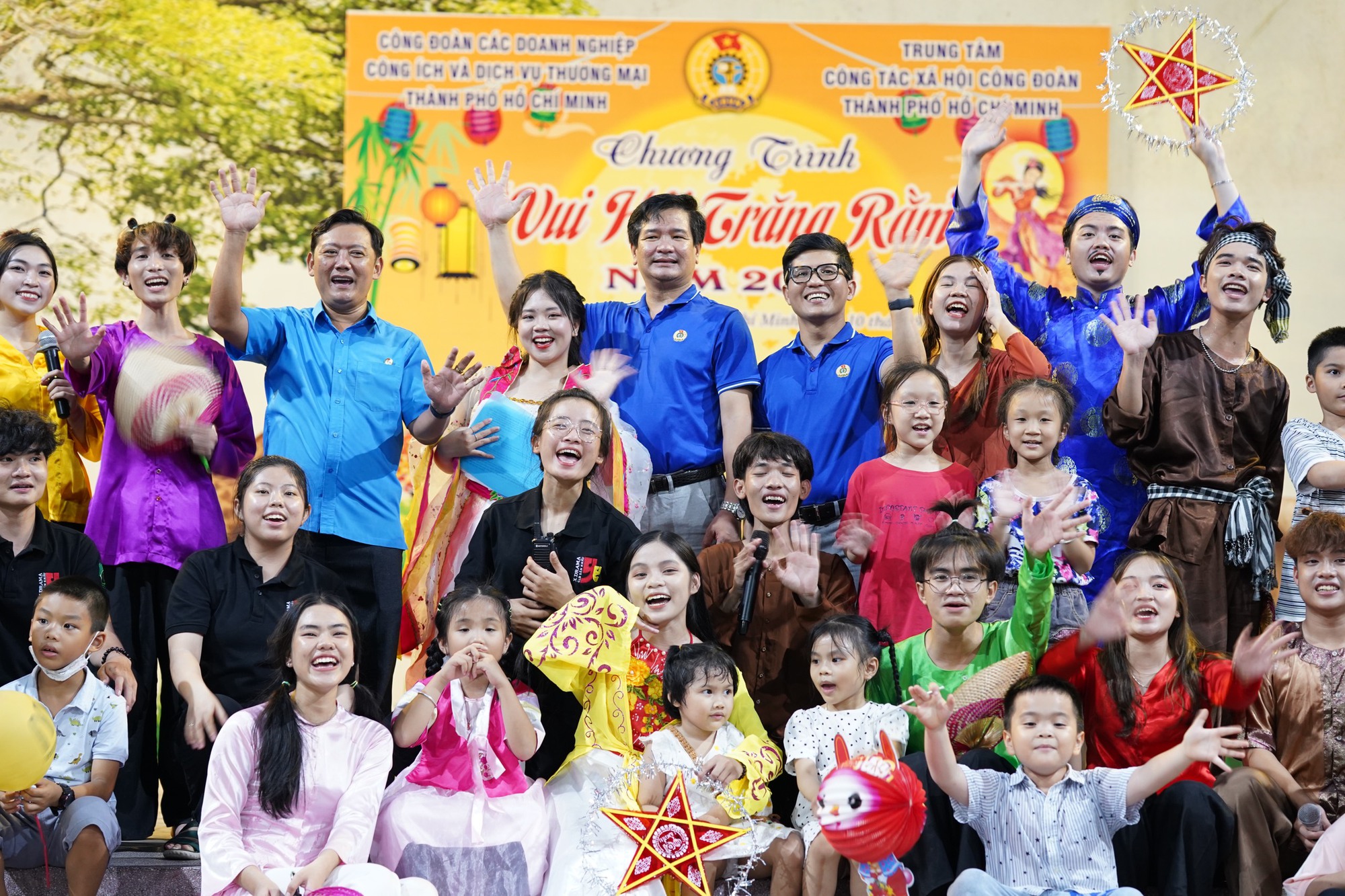 Ấm &aacute;p Chương tr&igrave;nh Đ&ecirc;m hội &ldquo;Trung thu y&ecirc;u thương&rdquo; - Ảnh 13.