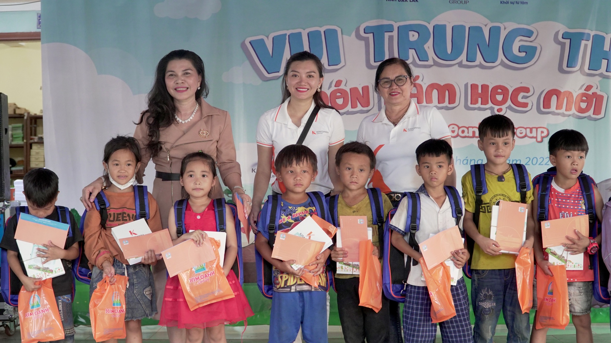 Quỹ từ thiện Kim Oanh tặng quà trung thu cho học sinh và thiếu nhi tỉnh Đắk Lắk