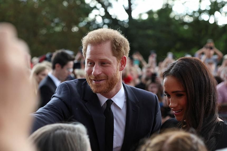 Nữ hoàng Elizabeth II băng hà: Điều bất ngờ bên ngoài lâu đài Windsor - Ảnh 4.