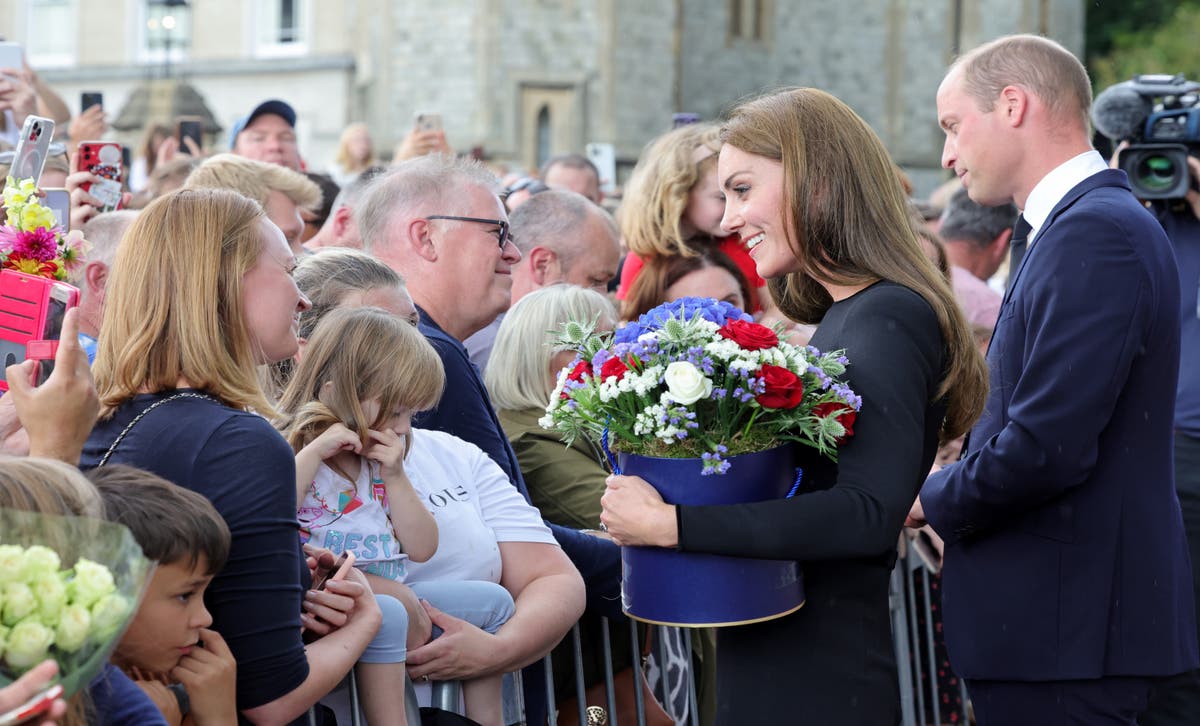 Nữ hoàng Elizabeth II băng hà: Điều bất ngờ bên ngoài lâu đài Windsor - Ảnh 8.