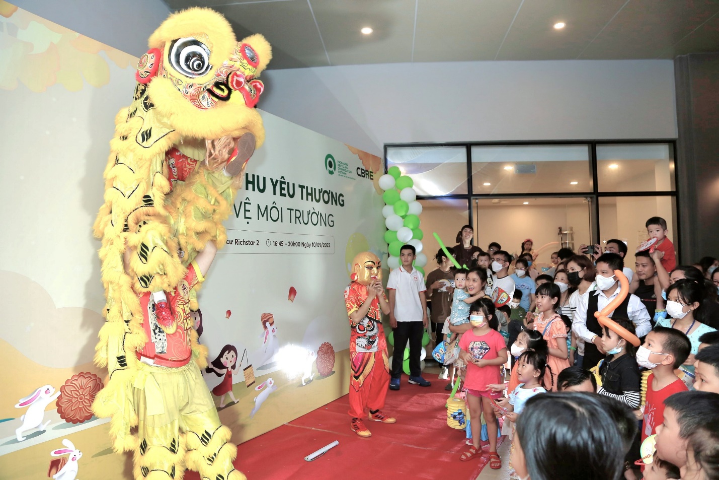 Trẻ em TP HCM vui Trung thu và nâng cao ý thức bảo vệ môi trường - Ảnh 9.