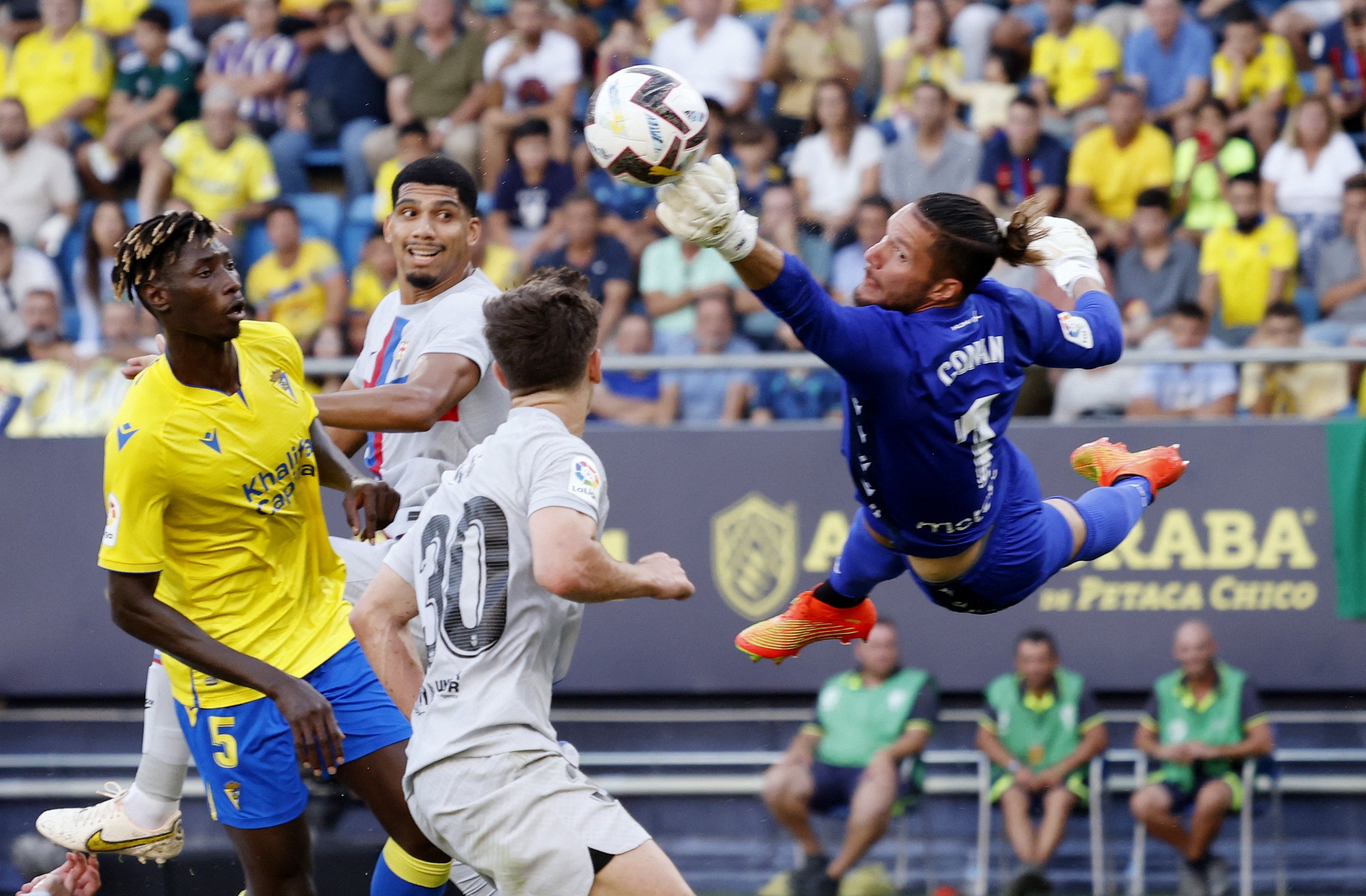 Hiệp hai bùng nổ, Barcelona hạ Cadiz 4-0 lên ngôi đầu La Liga - Ảnh 2.