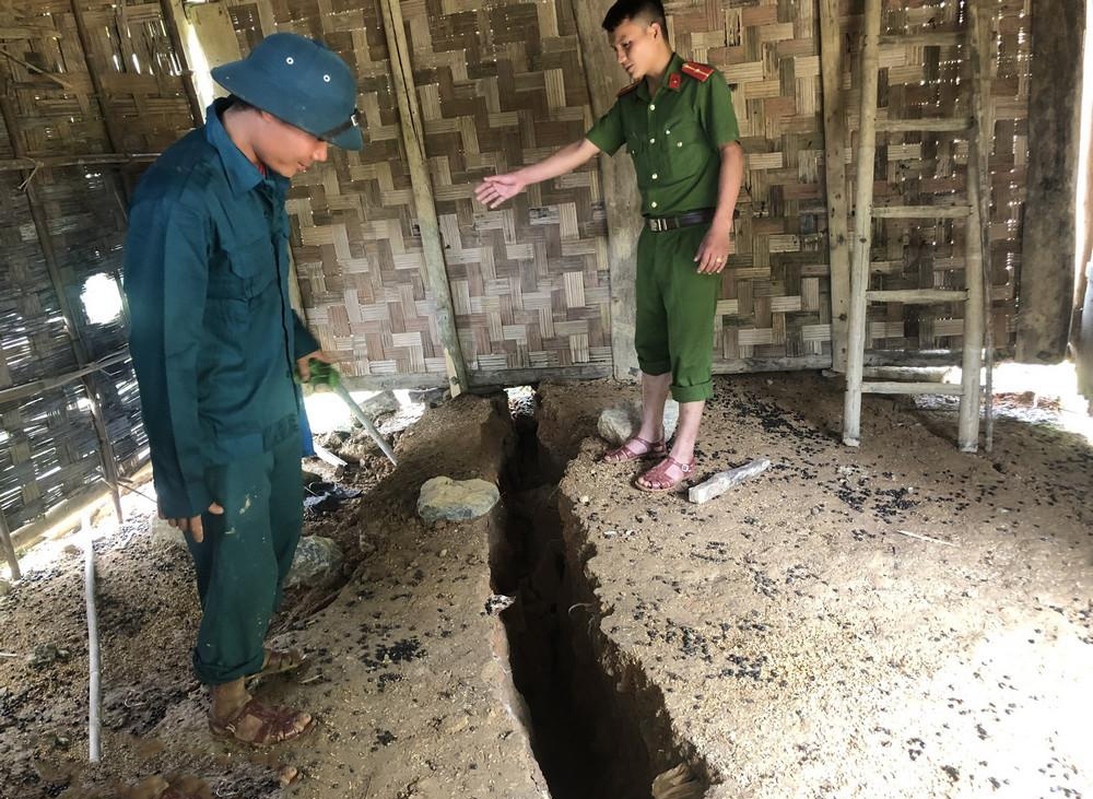 Xuất hiện vết nứt bất thường xuyên khu dân cư dài 700 m, sơ tán khẩn cấp 52 hộ dân