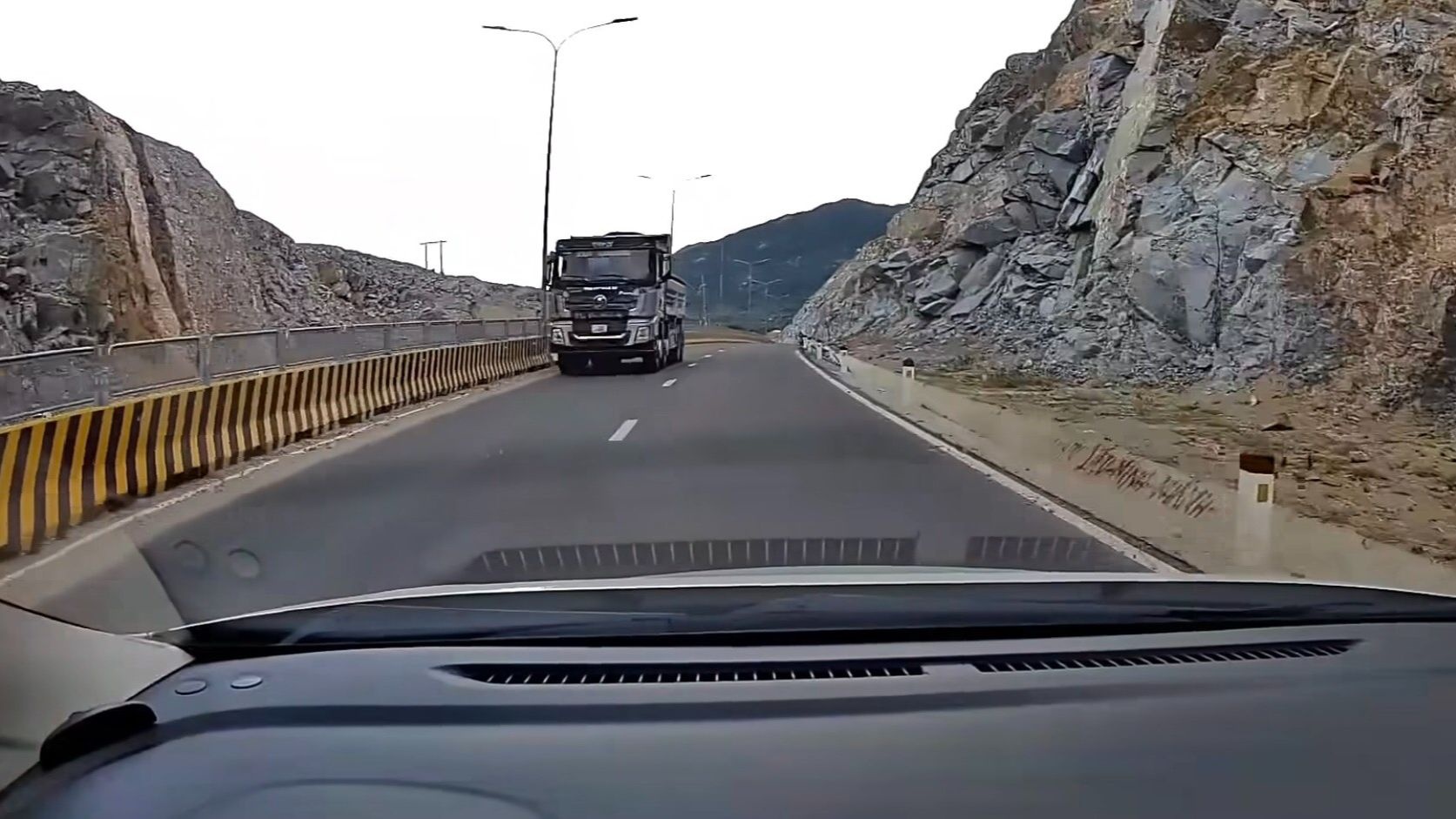Diễn biến mới vụ &ocirc;t&ocirc; lao ngược chiều ở B&igrave;nh Định g&acirc;y b&atilde;o mạng x&atilde; hội  - Ảnh 1.