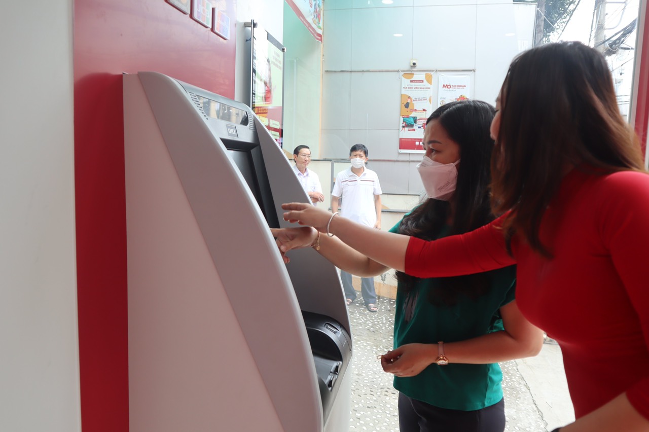 Agribank Cần Thơ II đưa v&agrave;o hoạt động m&aacute;y gửi, r&uacute;t tiền tự động - Ảnh 2.
