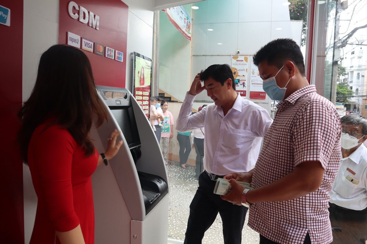 Agribank Cần Thơ II đưa v&agrave;o hoạt động m&aacute;y gửi, r&uacute;t tiền tự động - Ảnh 3.