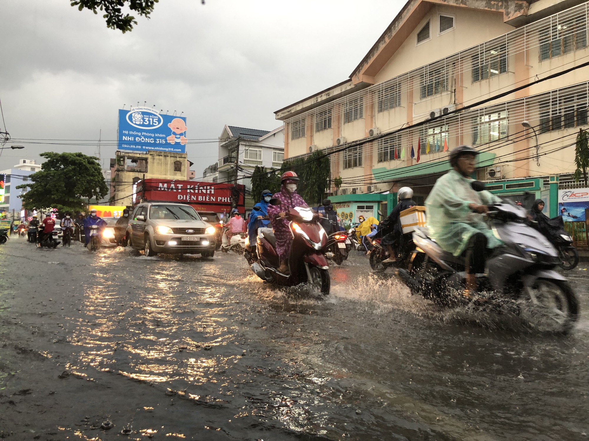 TP HCM: Mưa lớn, một số khu vực ngập nước - Ảnh 8.