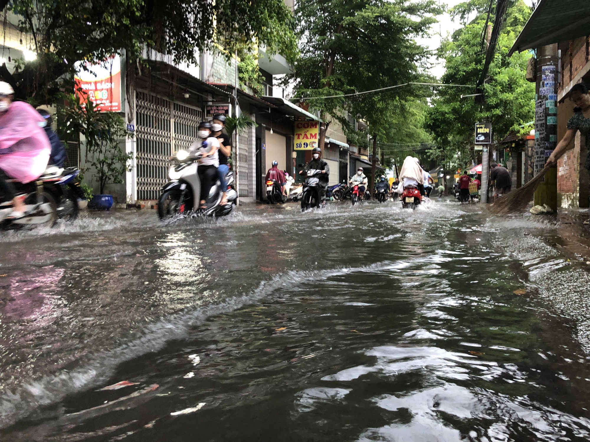 TP HCM: Mưa lớn, một số khu vực ngập nước - Ảnh 6.