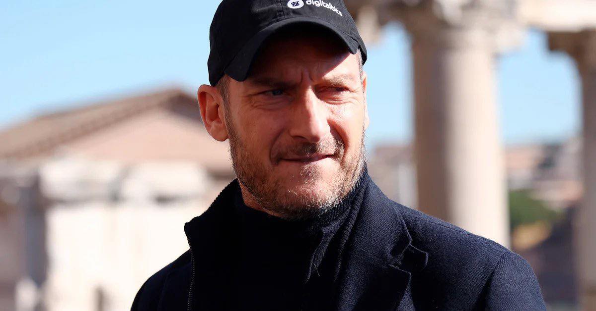 Đọc tin nhắn ngoại t&igrave;nh của vợ, huyền thoại b&oacute;ng đ&aacute; &Yacute; Totti bị trầm cảm - Ảnh 1.