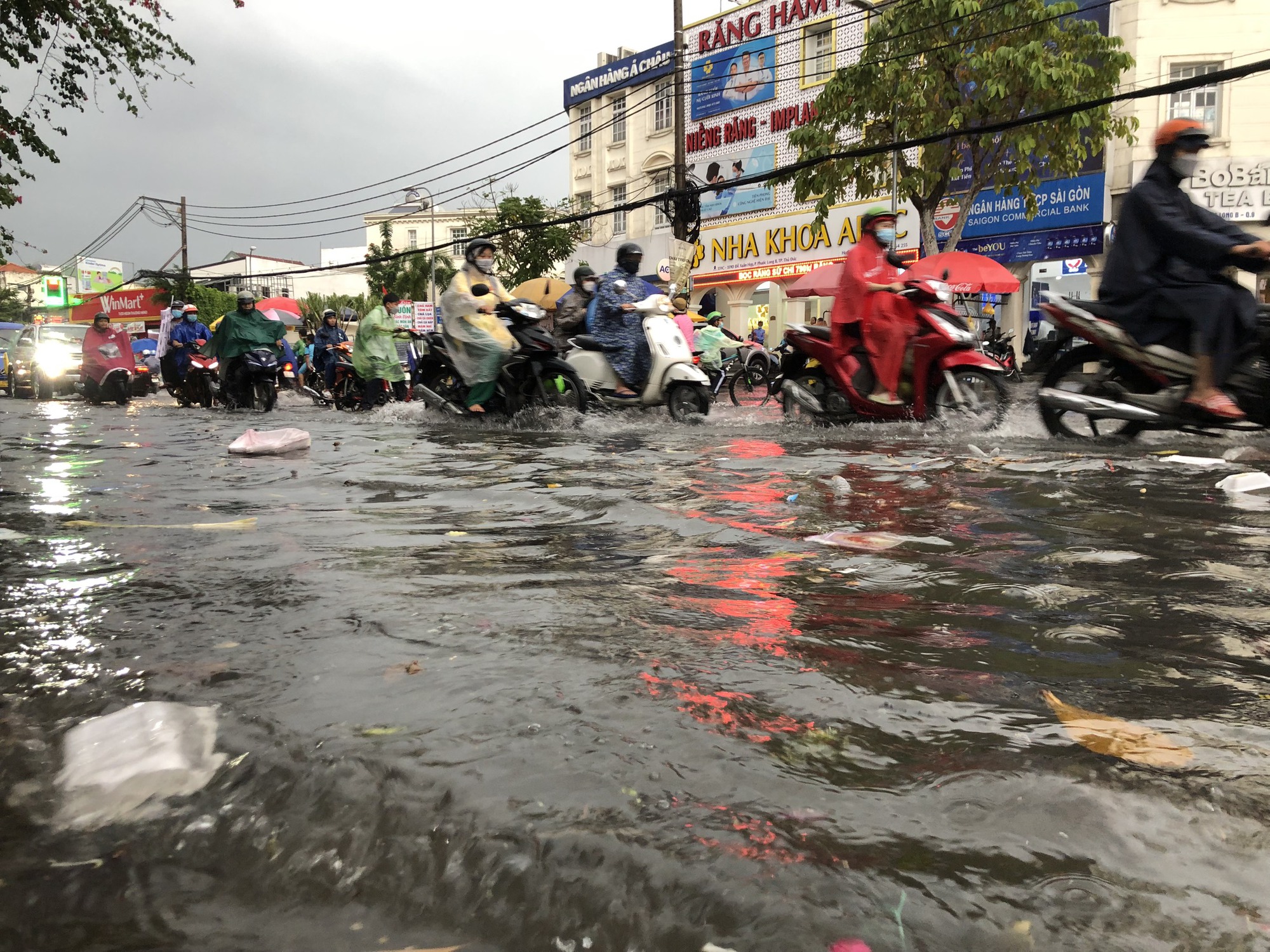 TP HCM: Mưa lớn, một số khu vực ngập nước - Ảnh 3.
