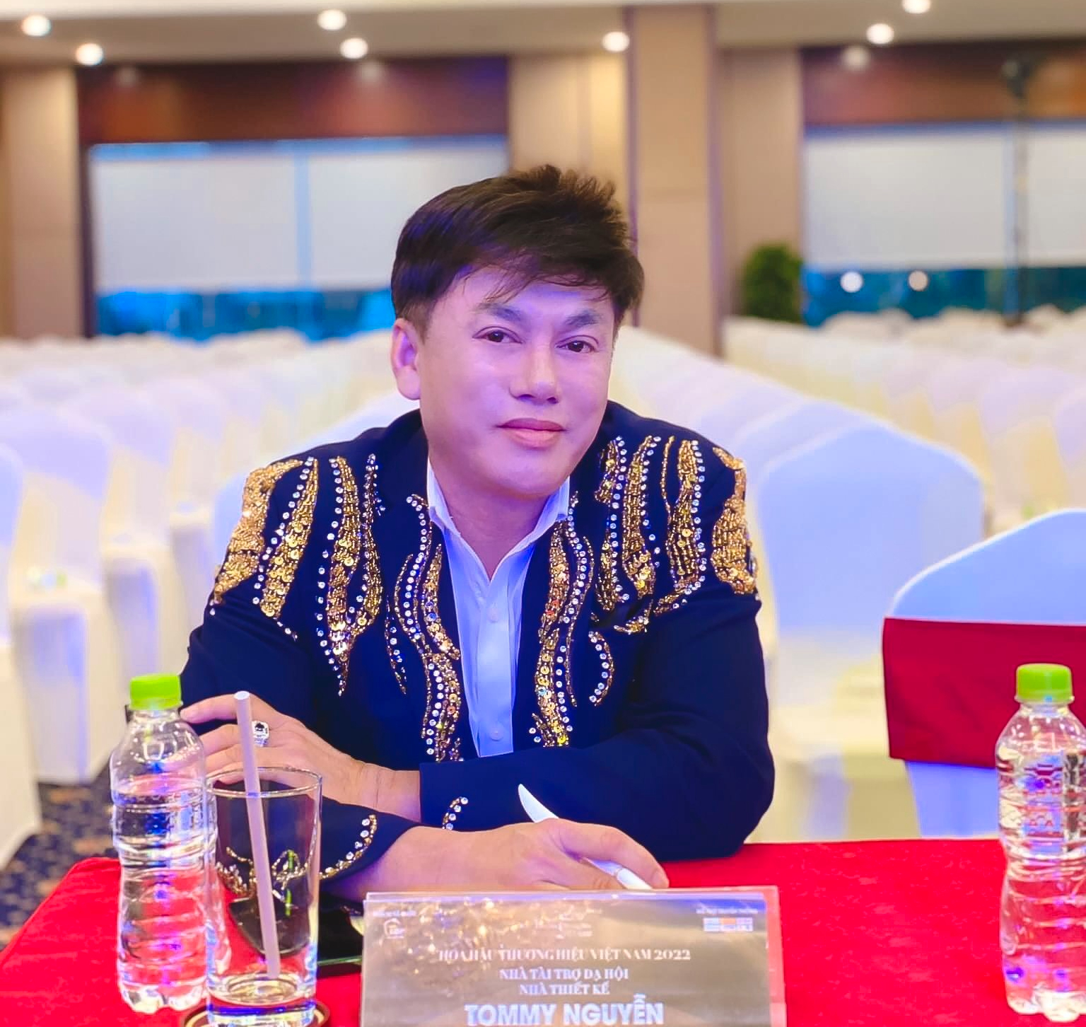 Nhà thiết kế Tommy Nguyễn lịch lãm trong vòng bán kết hoa hậu thương hiệu Việt