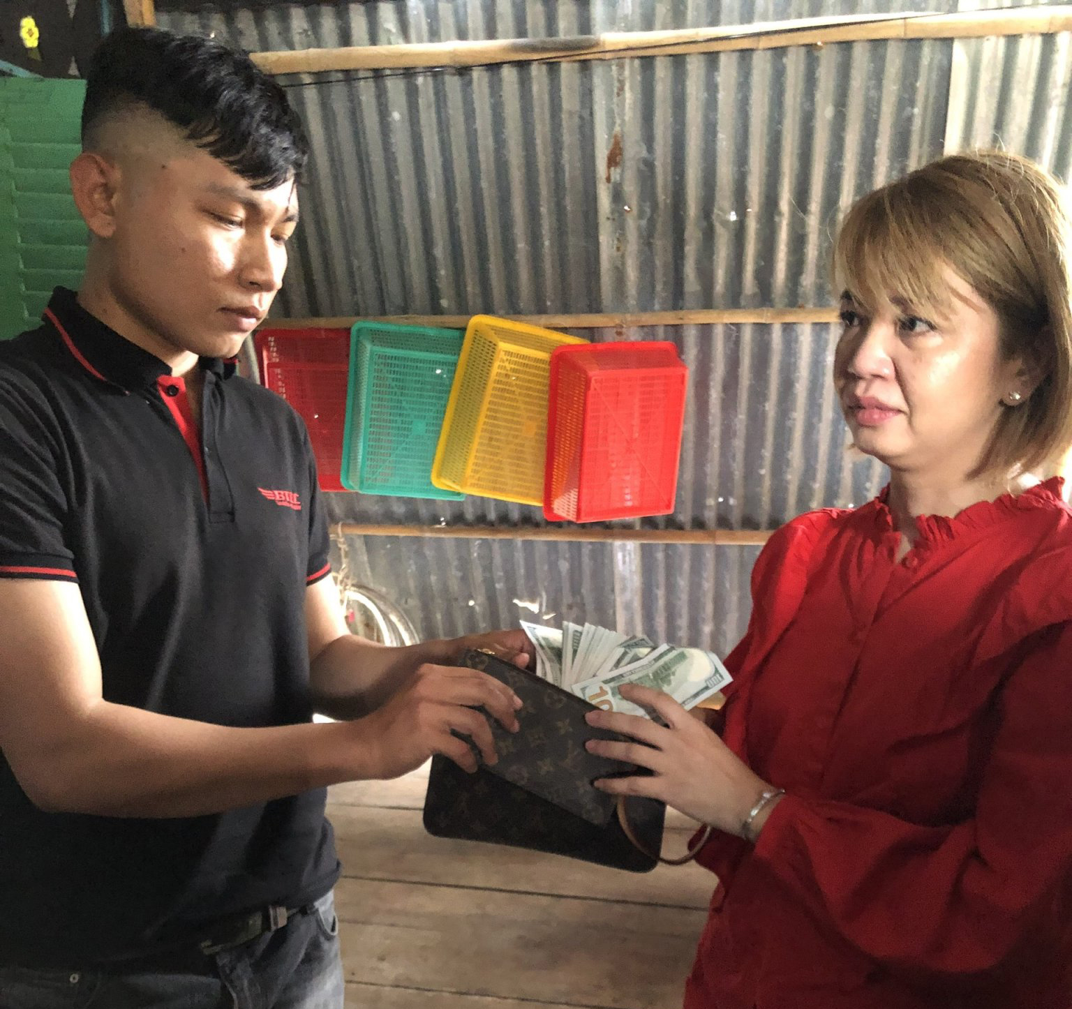 Tài xế taxi trả lại chiếc ví có 4.000 USD cho nữ Việt kiều Mỹ - Ảnh 1.
