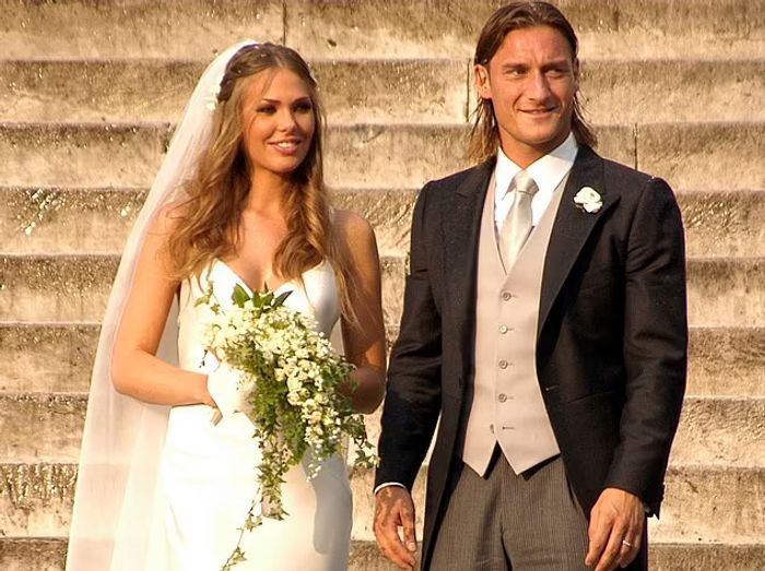 Đọc tin nhắn ngoại t&igrave;nh của vợ, huyền thoại b&oacute;ng đ&aacute; &Yacute; Totti bị trầm cảm - Ảnh 2.