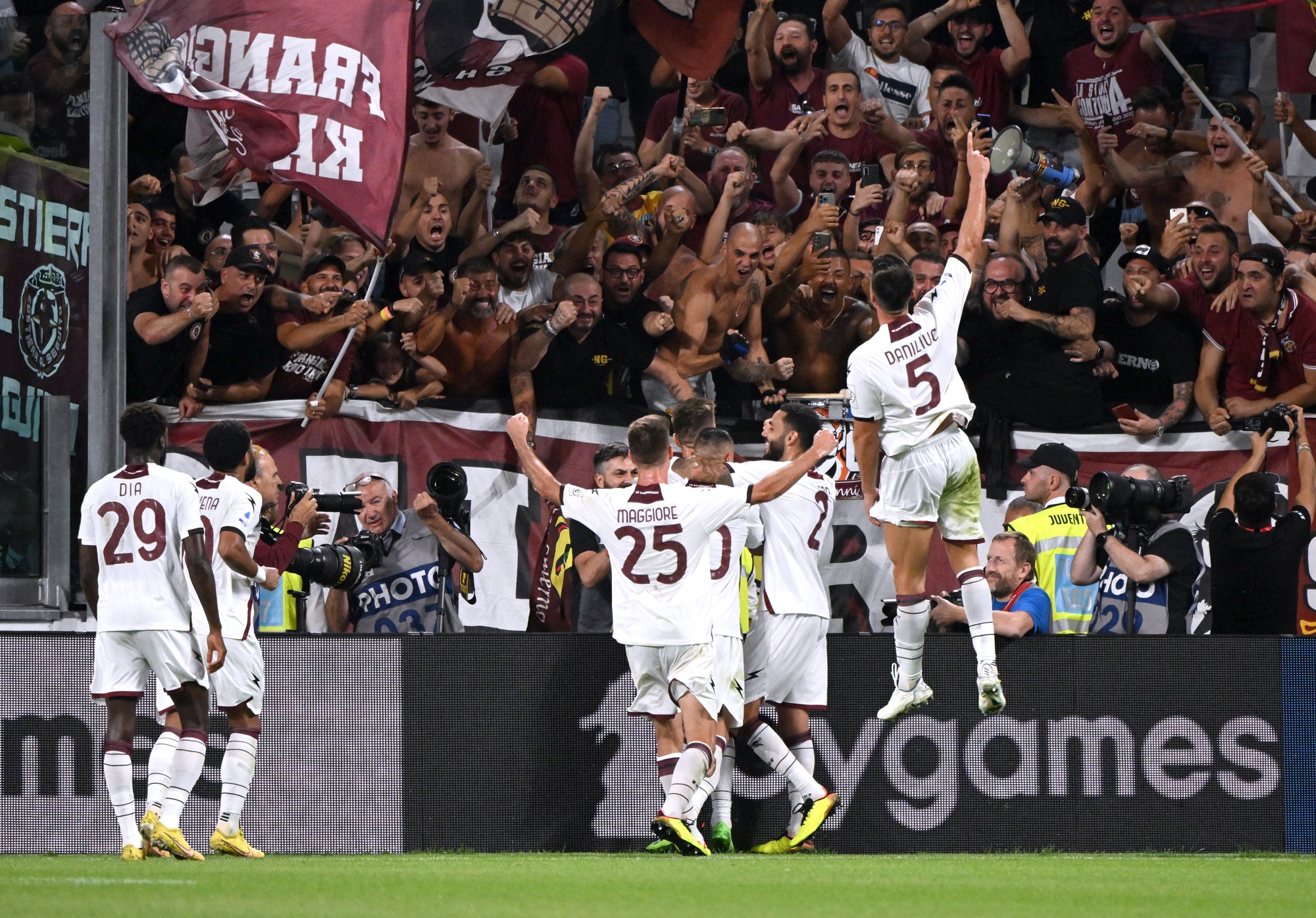 Si&ecirc;u kịch t&iacute;nh trận cầu 4 thẻ đỏ, Juventus uất hận chia điểm Salernitana - Ảnh 2.