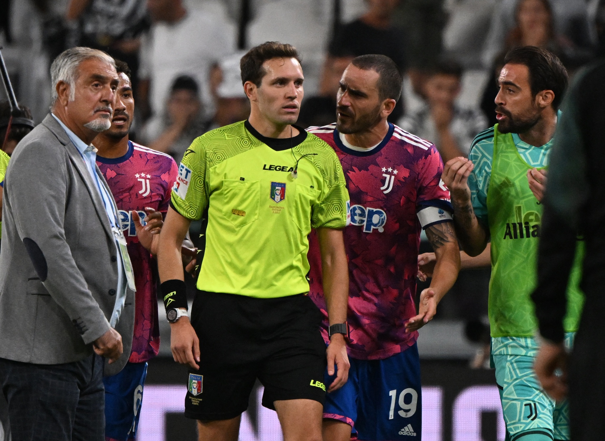 Siêu kịch tính trận cầu 4 thẻ đỏ, Juventus chia điểm Salernitana