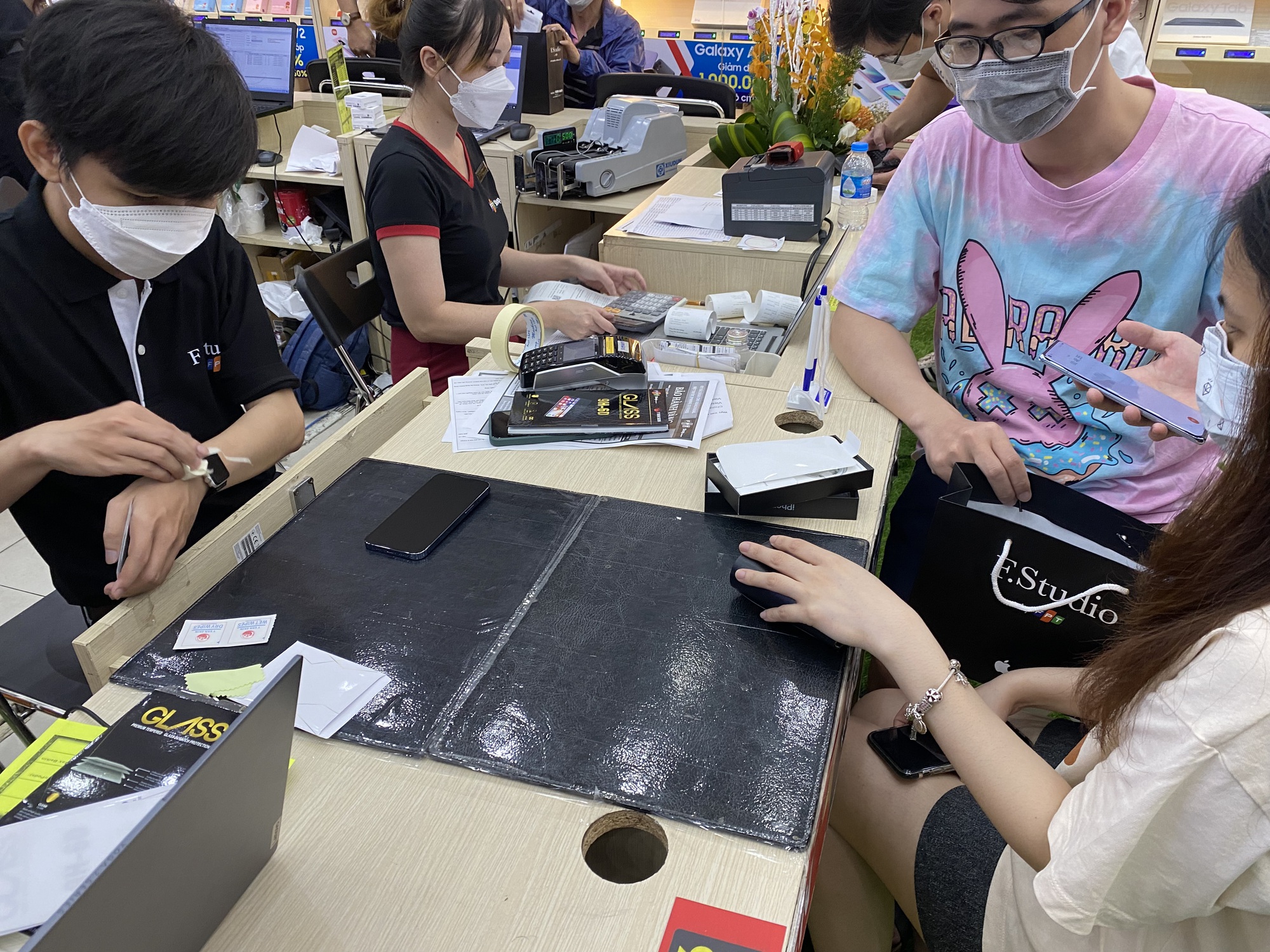 Vì sao iPhone 14 ở Việt Nam bán trễ hơn Singapore, Thái Lan?