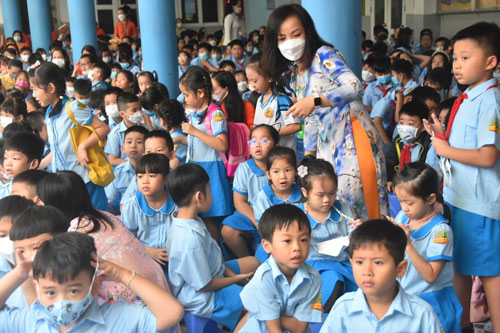 Trường tiểu học phải... mượn giáo viên